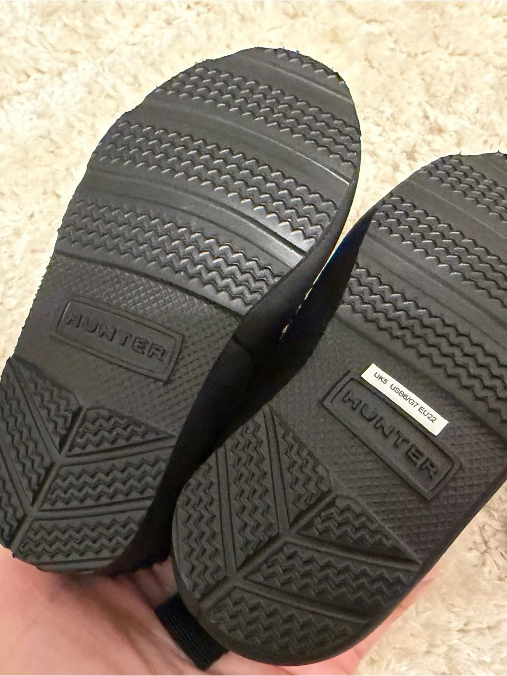 Hunter Kids Black Sherpa Slip-On Slippers with Red Logo
